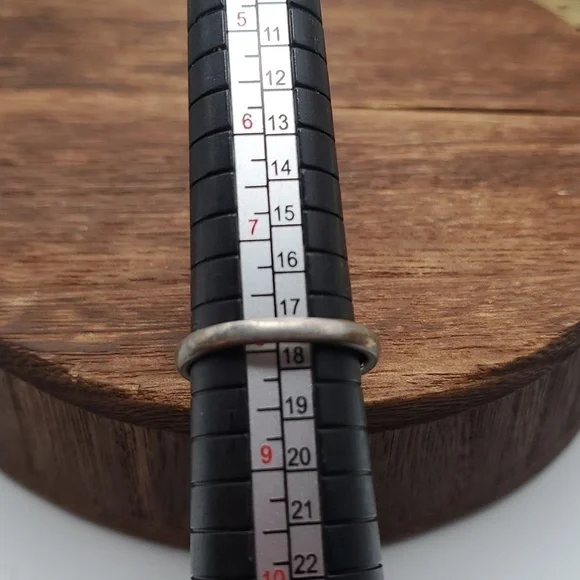 Stunning Emerald glass collectors avon ring size 8 R250 - Picture 4 of 5